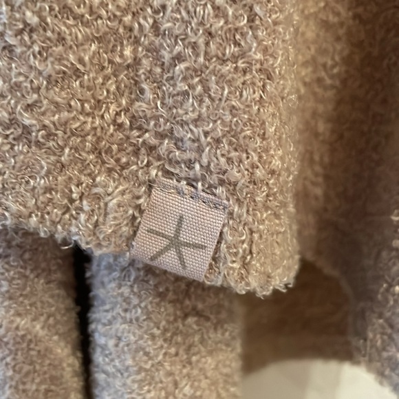 Barefoot Dreams CozyChic Lite Island Wrap, Taupe. Size L/XL - Picture 8 of 8